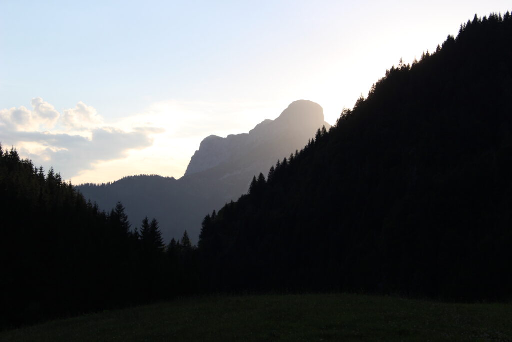 Berggipfel im diffusen Licht, Hügelsilhouetten im Vordergrund