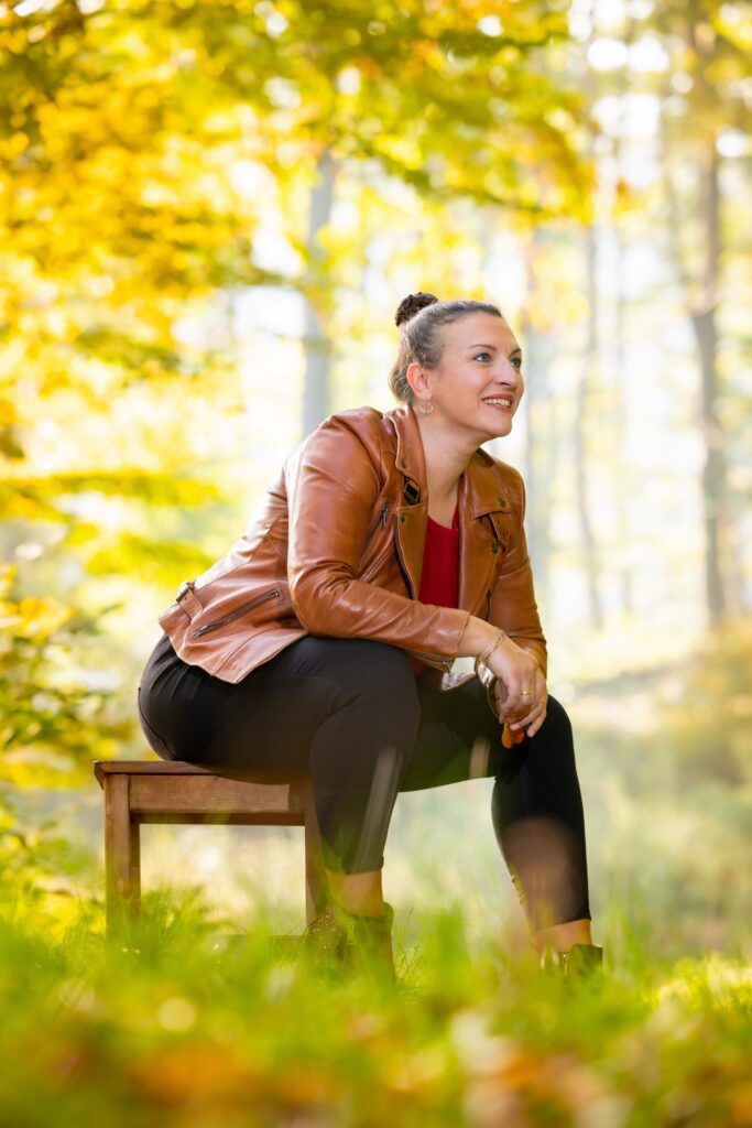 Frau sitzend im Wald